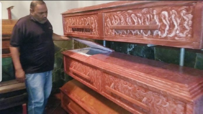 En Valencia, para abaratar costos funerarios fabrican los ataúdes con cartón