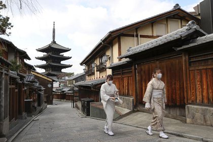 Partido gobernante de Japón invita a más mujeres a reuniones, siempre y cuando no hablen