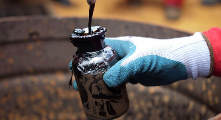 El petróleo cierra prácticamente estable