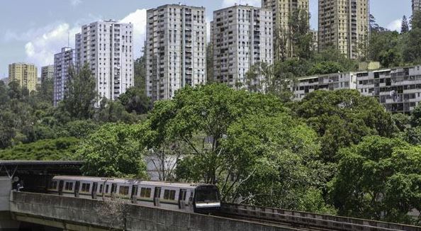 VIDEO: Imprudente se dio un “paseíto” en el techo del Metro de Caracas