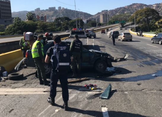 Vehículo se volcó en la salida del túnel de El Paraíso este #1Feb (FOTO)