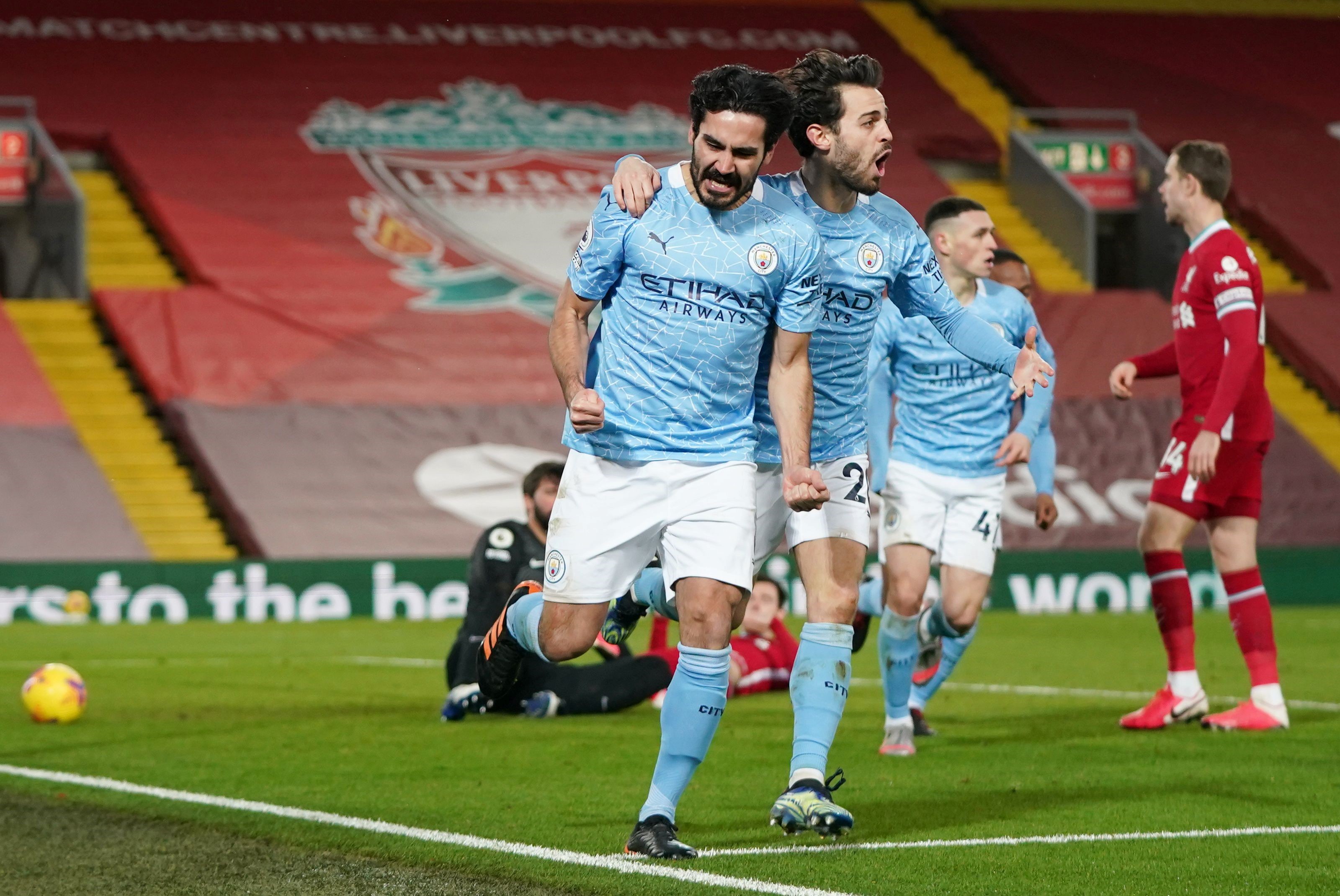 Manchester City aplastó al Liverpool en su propia casa; los de Guardiola se acercan al título