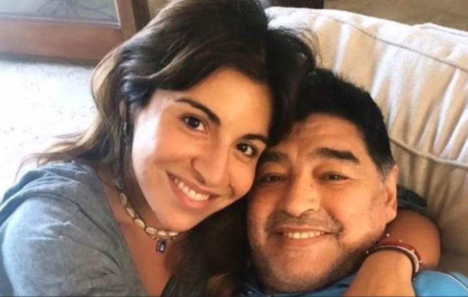 Hija de Maradona se opone a que se subasten las pertenencias de su padre