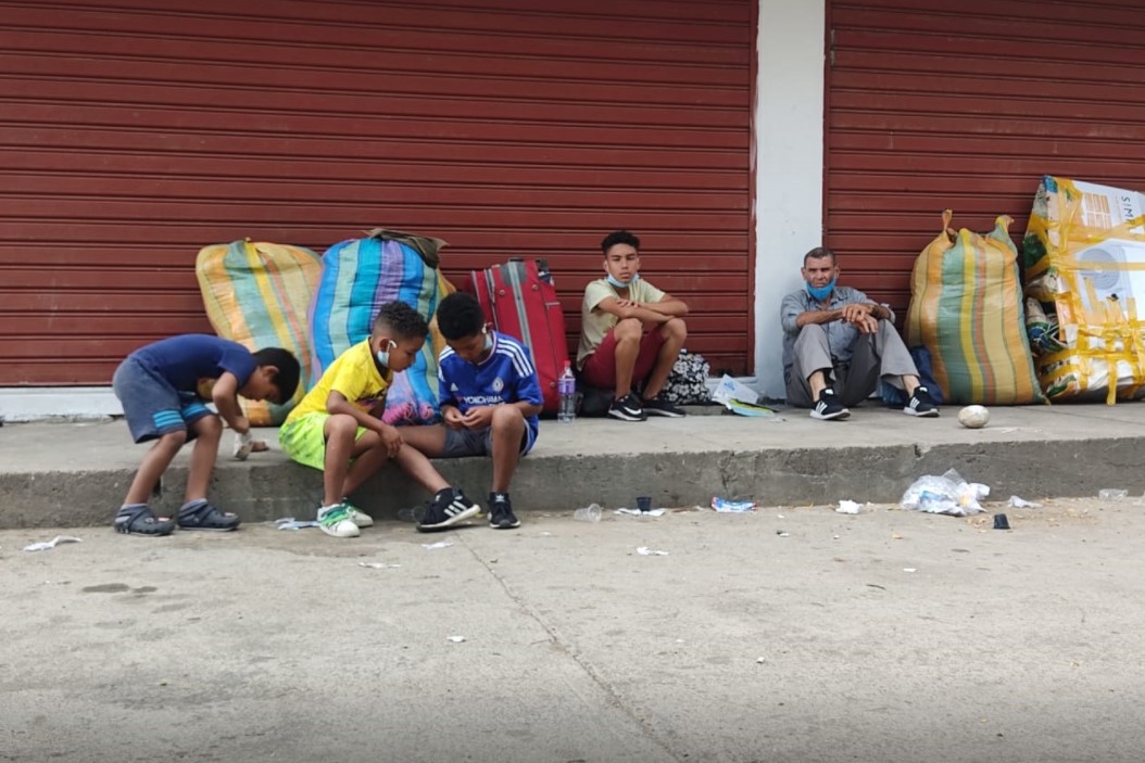 Carros “piratas” y taxis: La costosa alternativa para salir de la frontera