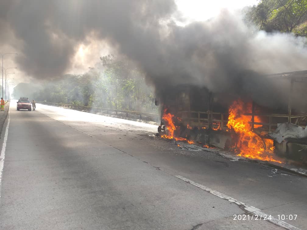 Se incendió un bus en la vía Puerto Cabello – Valencia y generó retraso vehicular #24Feb (Foto)