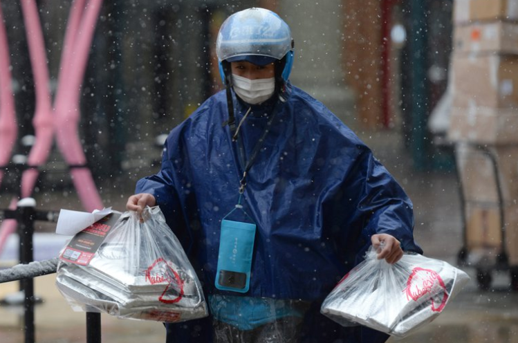 La historia detrás del repartidor en moto desesperado que se prendió fuego en China