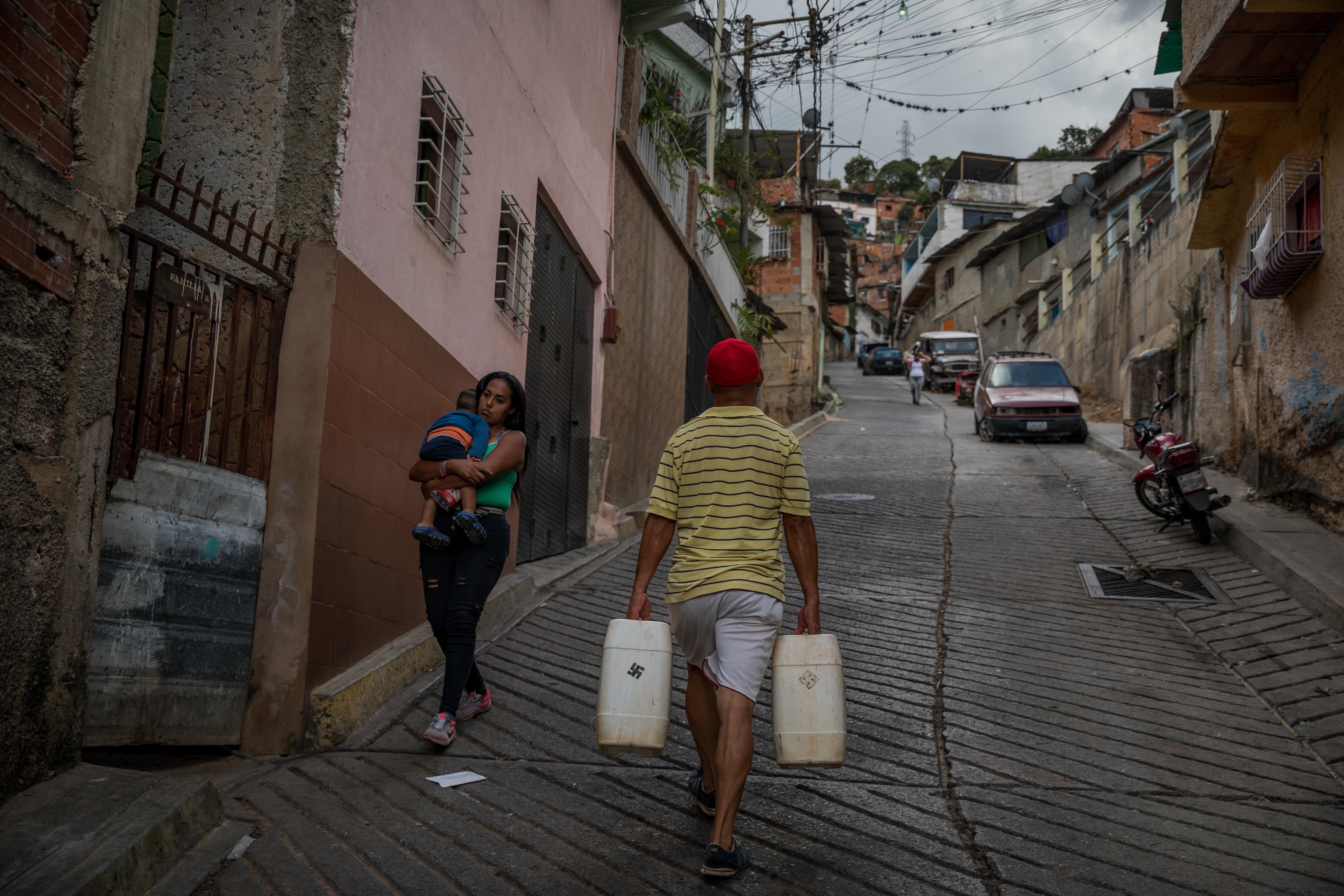 Caracas, con los grifos secos mientras recibe facturas de miles de dólares por agua (FOTOS)