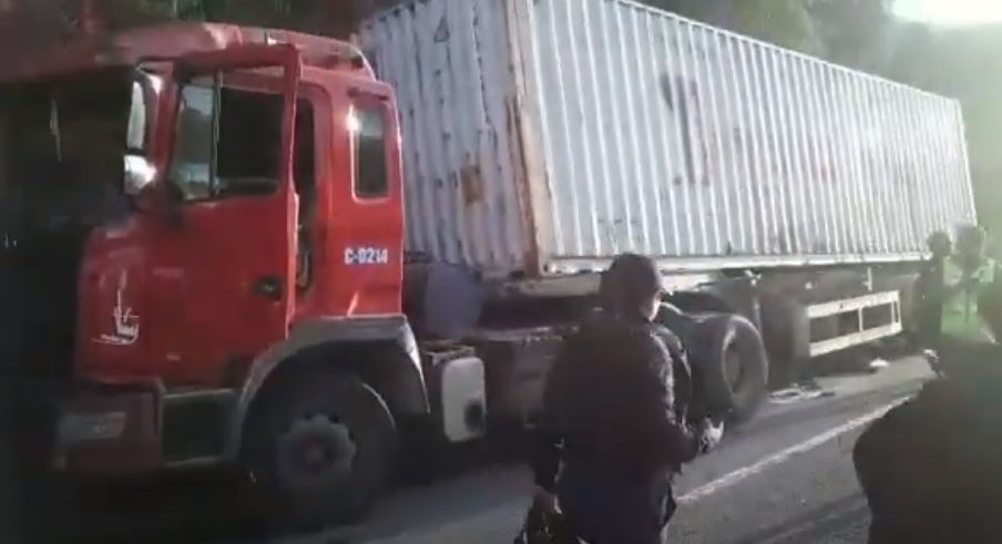 En VIDEO: Gandola chocó en la autopista Caracas – La Guaira tras perder los frenos