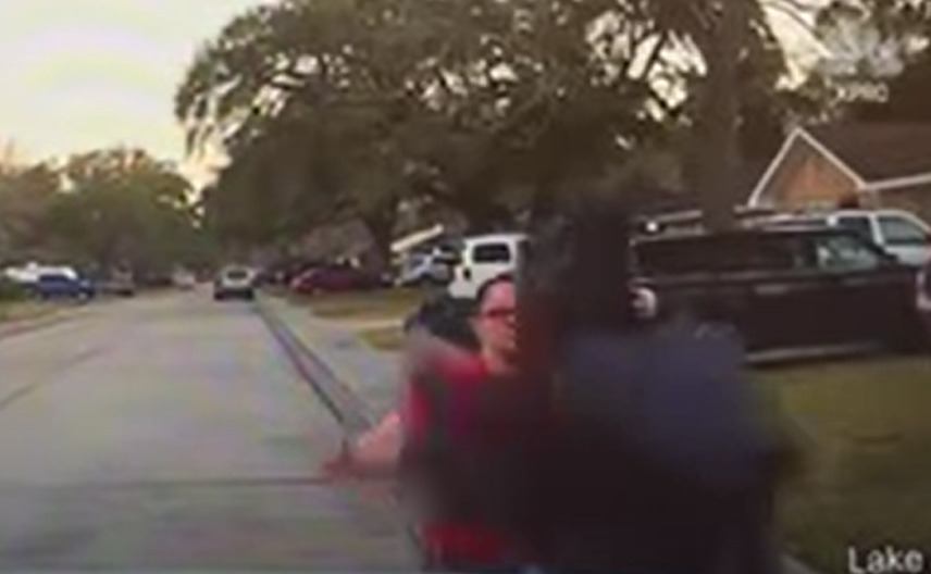 ¡Fuera abajo! Una madre enfurecida derribó a un hombre que espiaba a su hija por la ventana (VIDEO)
