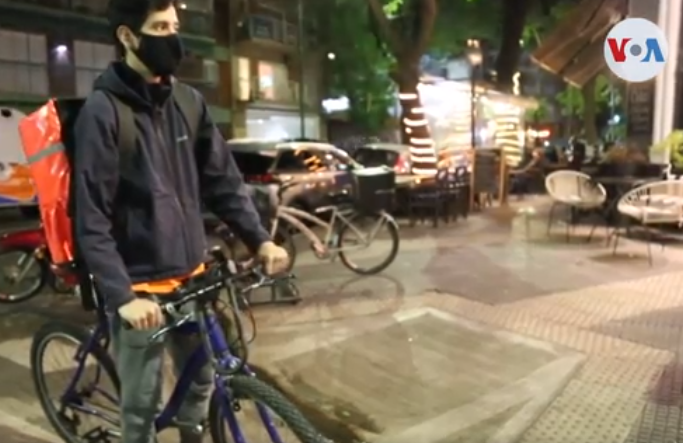 Venezolanos en Argentina pedalean cada día para dar de comer a la familia