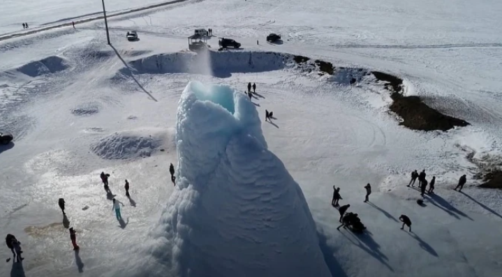 El increíble volcán de hielo que se formó en Kazajstán está en erupción (VIDEO)