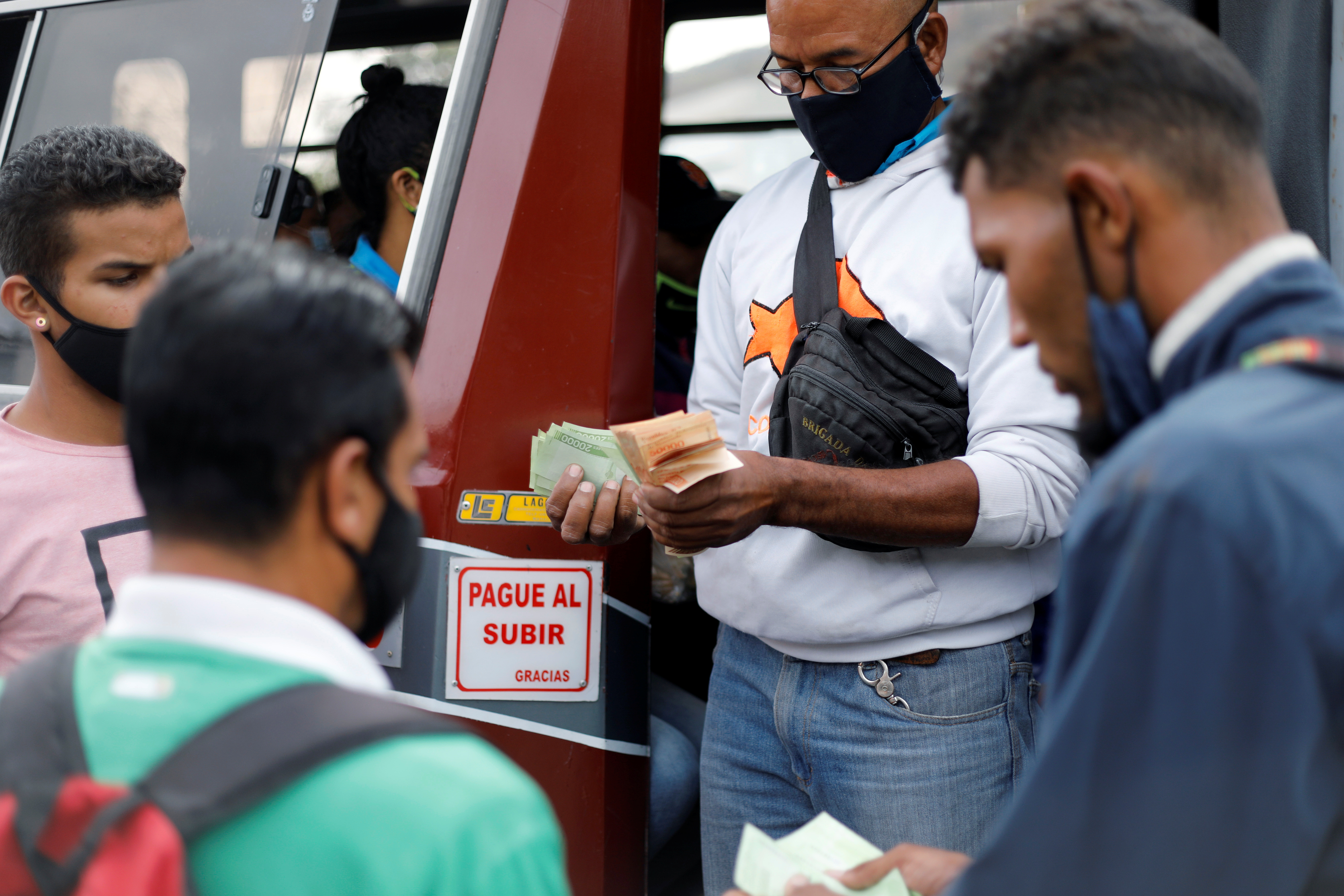 Transportistas consideran “insuficiente” nuevo aumento del pasaje impuesto por el chavismo