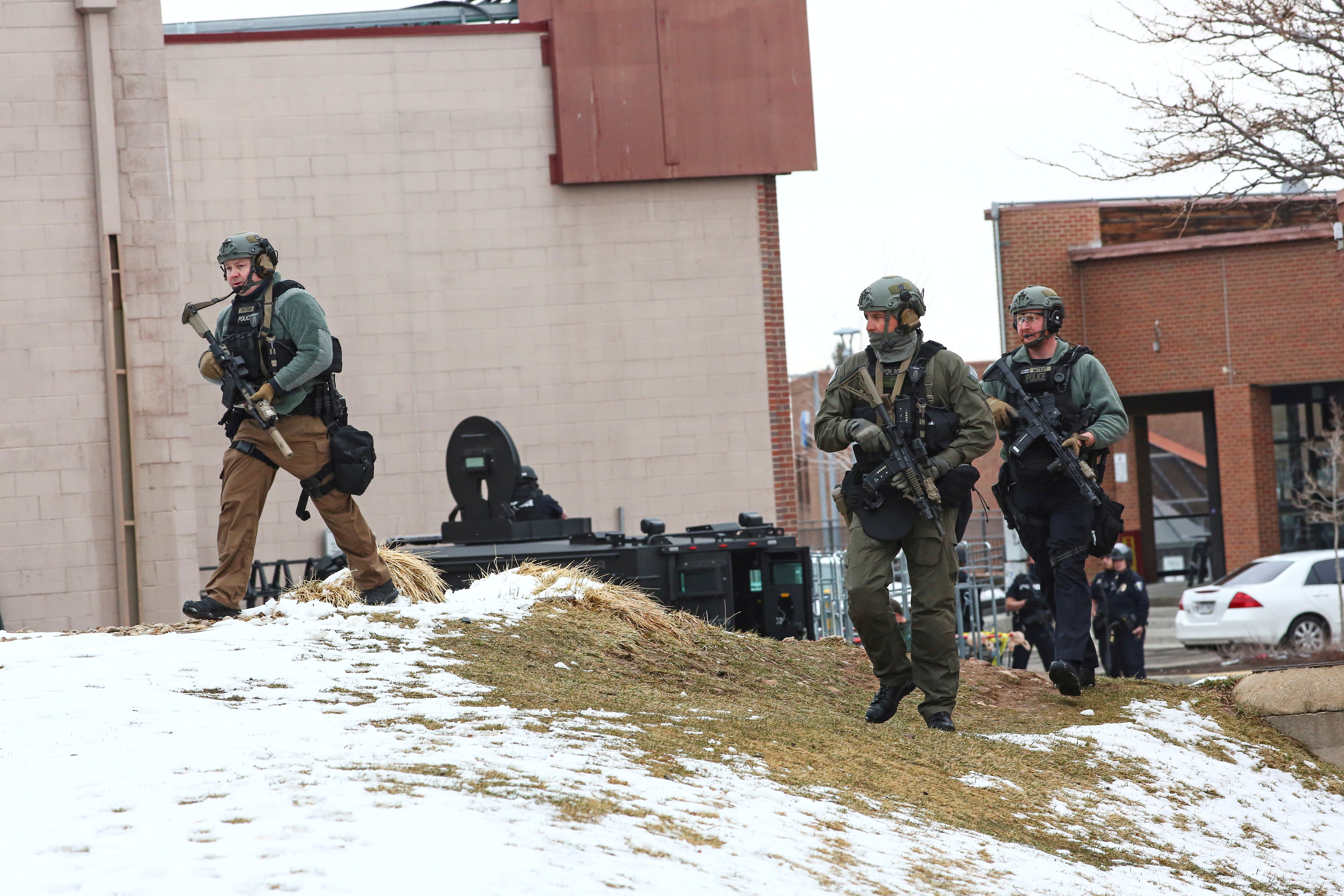 Los desconcertantes minutos de tensión durante el tiroteo en Colorado (Videos)