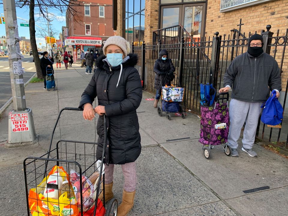 Piden al Alcalde de Nueva York asignar 25 millones de dólares para dar comida a indocumentados