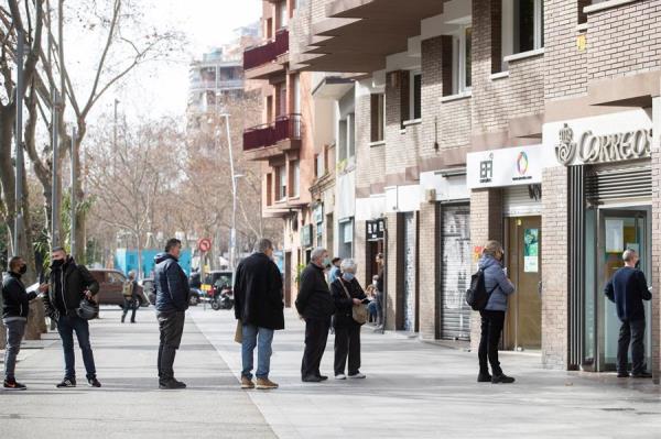 Tras un año, los españoles soportan la pandemia y esperan la vacuna contra el Covid-19