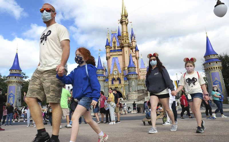 Escupió a un oficial de seguridad de Disney tras pedirle que usara la mascarilla