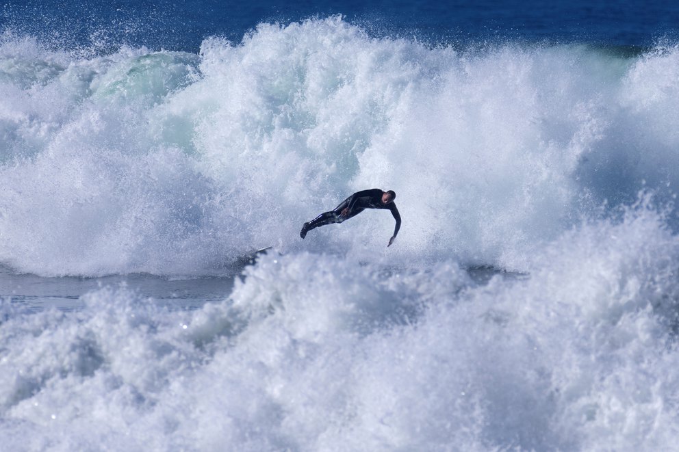 Surfista disfrutaba el mejor viaje de su vida cuando una ola lo dejó al borde de la muerte
