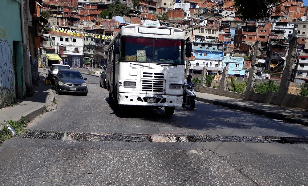 Alcantarillas destruidas hacen intransitable vía a El Junquito