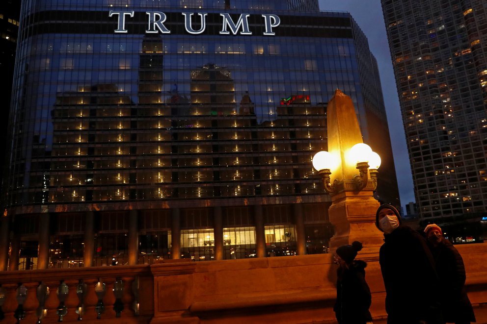 Hospital de Chicago vacunó por error a más de 70 empleados de la Torre Trump