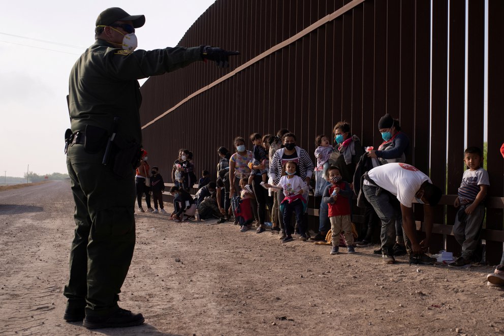 Juez de EEUU prohíbe expulsar a familias migrantes sin dejarles pedir asilo