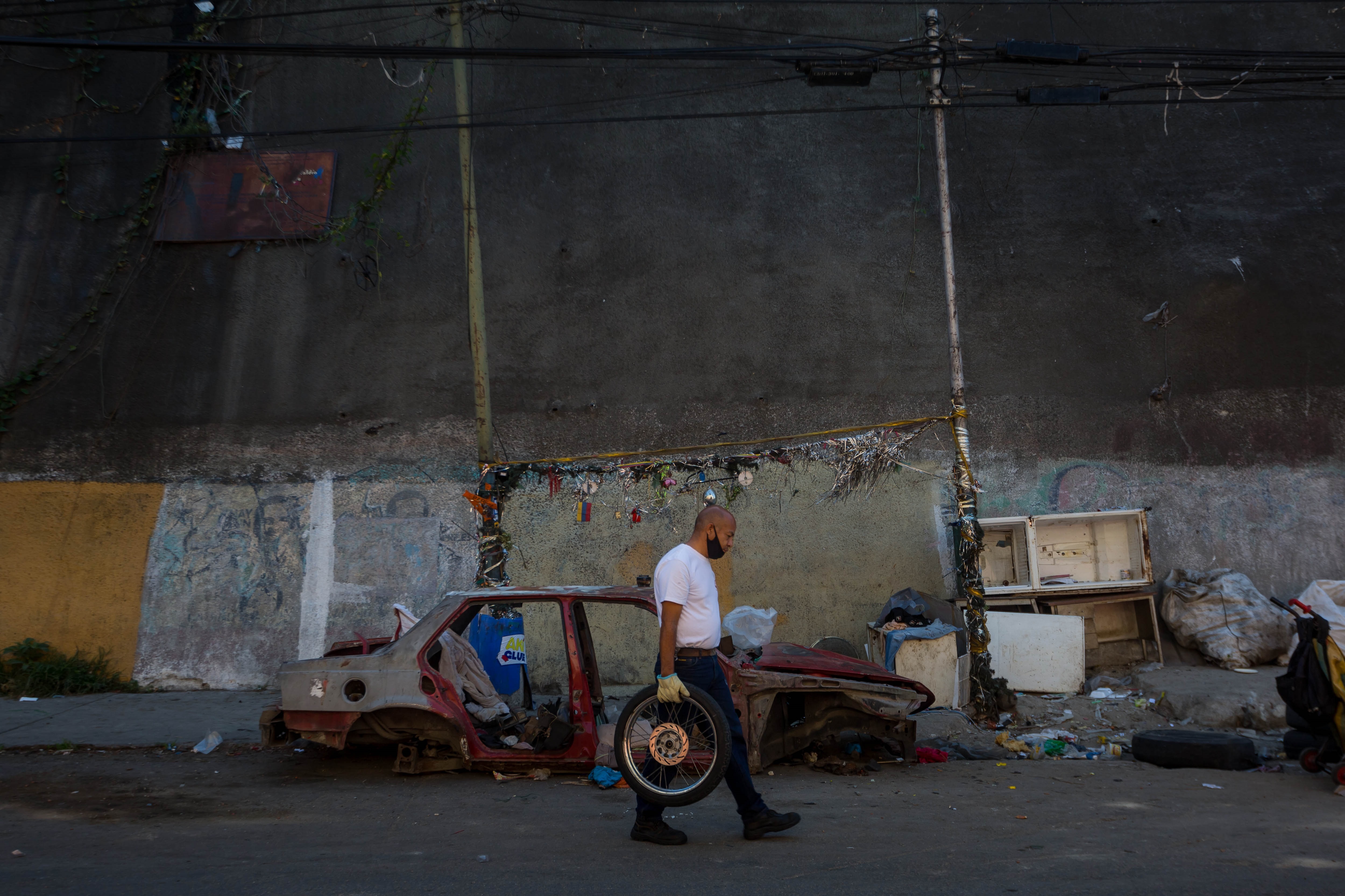 Reparar el desastre ocasionado por el chavismo en Venezuela podría tardar al menos 20 años, asegura economista