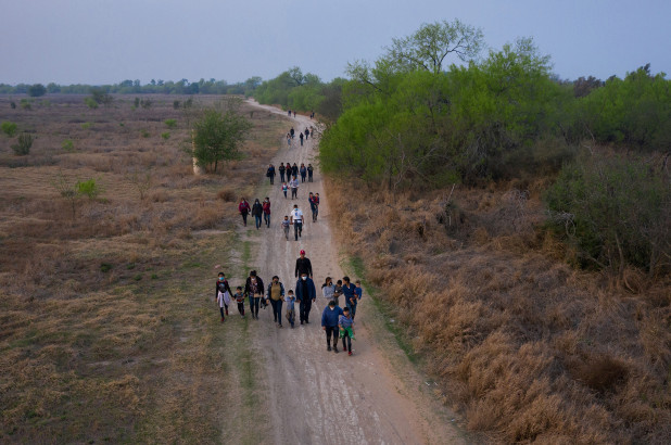 Casi mil niños migrantes tienen más de 10 días retenidos por la patrulla fronteriza de EEUU