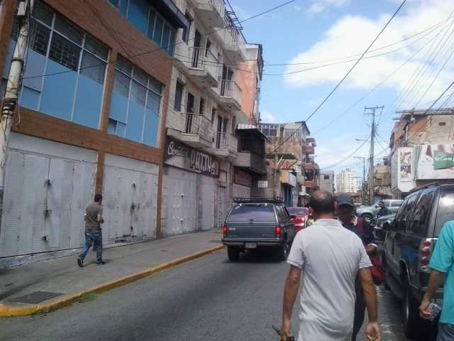 Comerciantes en La Guaira podrán trabajar hasta las 3 de la tarde