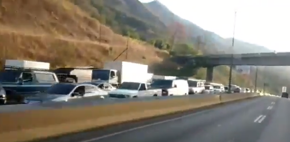 Reportan fuerte retraso en el Distribuidor Metropolitano con sentido Caracas #8Mar (video)