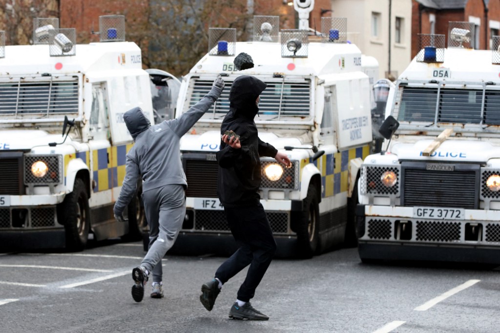 La violencia prosigue en Irlanda del Norte pese a llamados a la calma