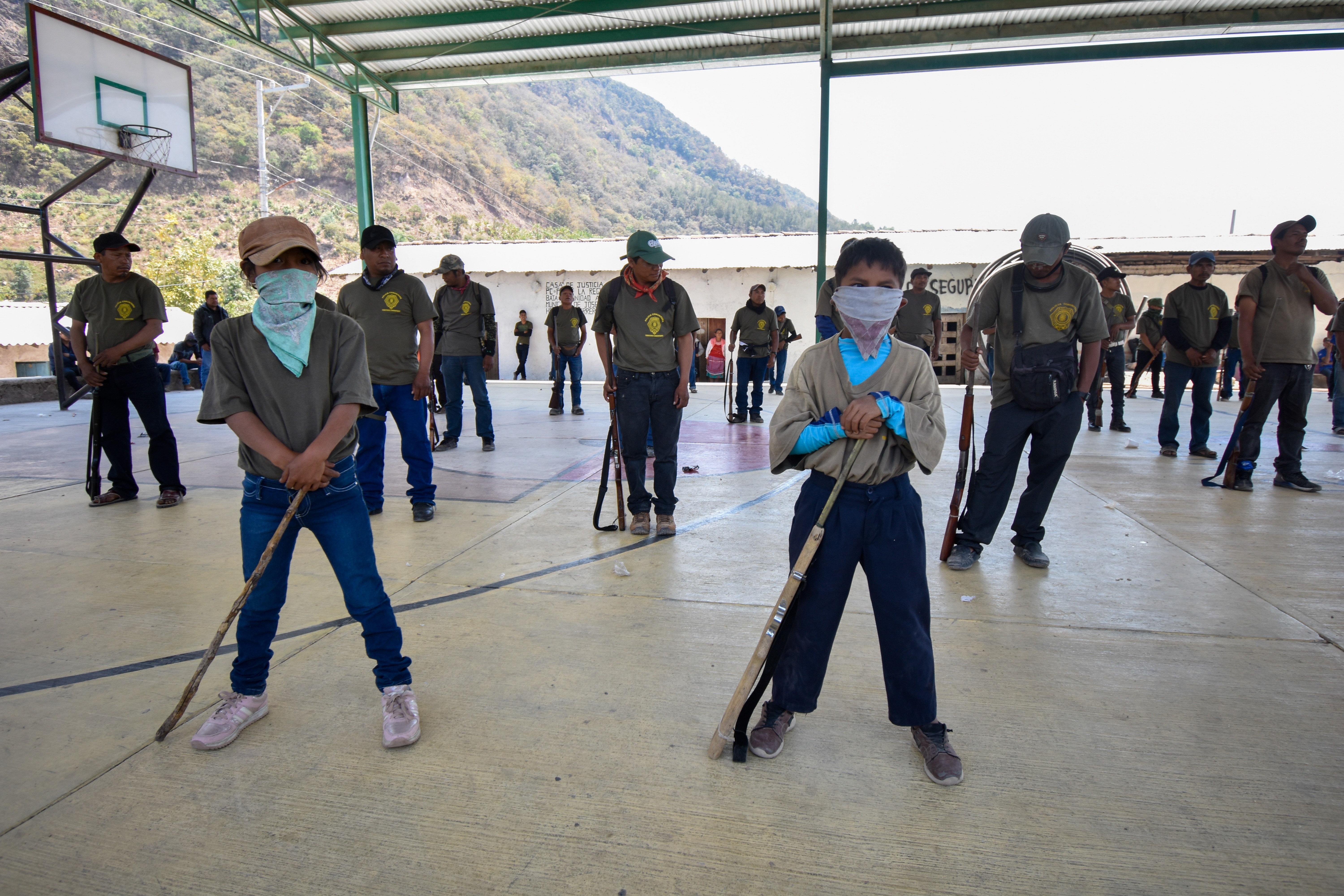 Integran niños a una policía comunitaria en México