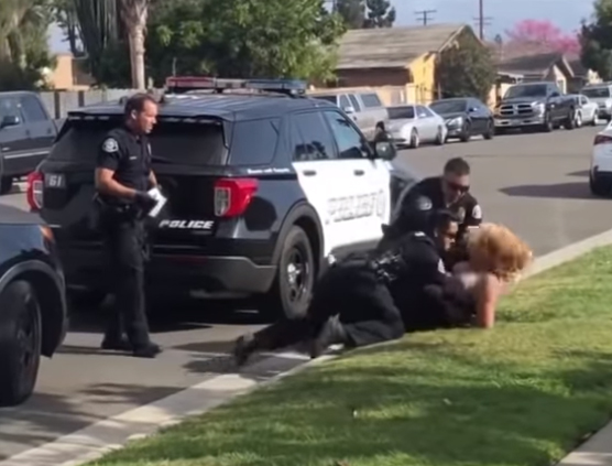 Captaron en VIDEO a un policía de California mientras golpeaba en la cara a una mujer esposada