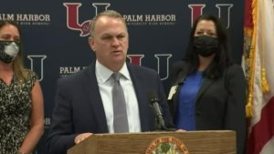 Comisionado de educación en Florida quiere eliminar mandatos sobre uso de mascarillas en las escuelas