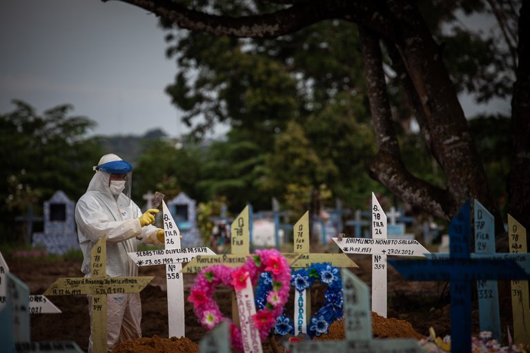 Brasil registró un nuevo récord de casos de Covid-19 y más de mil muertes en un día