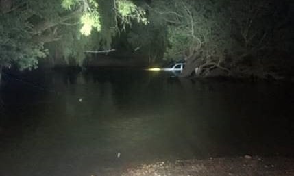 Una pareja pasó toda la noche en el techo de su carro hundido en el agua en Australia (FOTO)