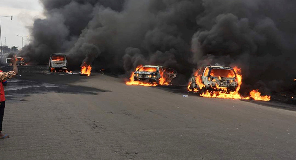 Explosión de camión cisterna en Nigeria deja al menos doce fallecidos y decenas de casas incendiadas (Foto)