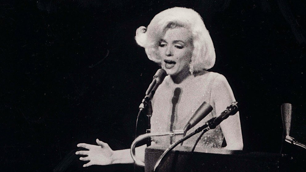 Un amor clandestino y un vestido que la hacía parecer desnuda: La noche que Marilyn soñó con enamorar a Kennedy