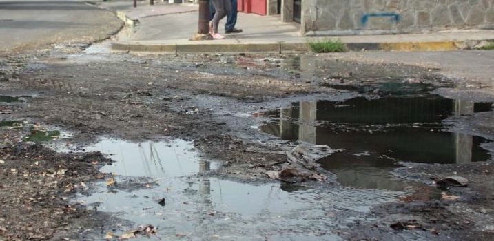 Cuatro años viviendo entre aguas negras: Habitantes de Maracay permanecen encerrados ante el hedor