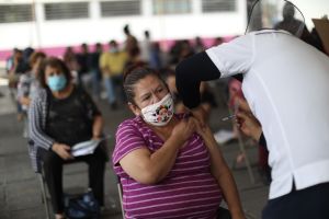 México inicia vacunación contra el coronavirus en frontera con apoyo de ciudades de EEUU