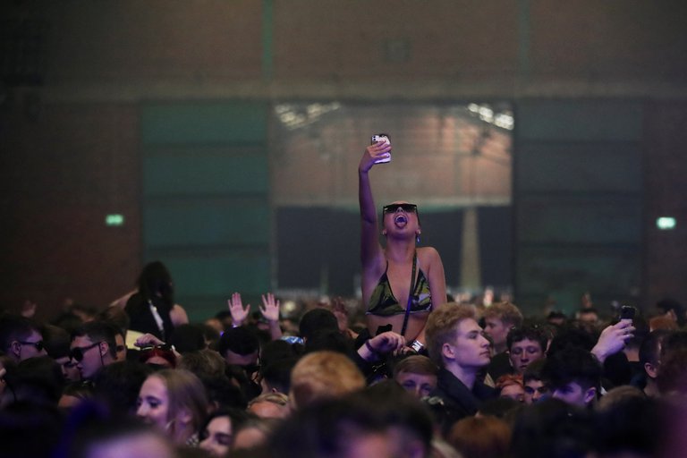 Sin mascarillas ni distancia social: Discoteca inglesa abrió por primera vez en pandemia con más de 3 mil personas (Fotos y Videos)