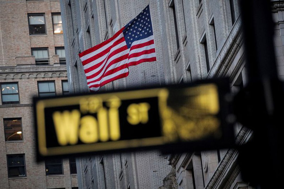 Wall Street afectado por cifras chinas, pero cierra con récords del Dow Jones y S&P 500