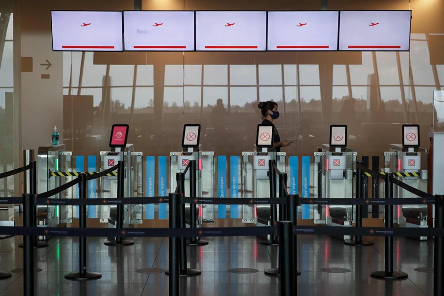 Cine y vacunas: La reinvención en Uruguay de un aeropuerto sin turistas