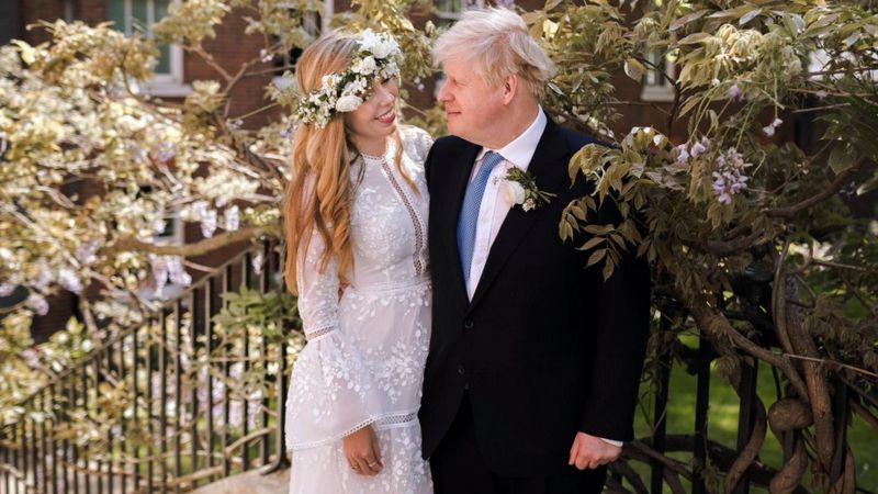 ¿Boris Johnson se ha aferrado al poder para celebrar una lujosa fiesta de bodas?