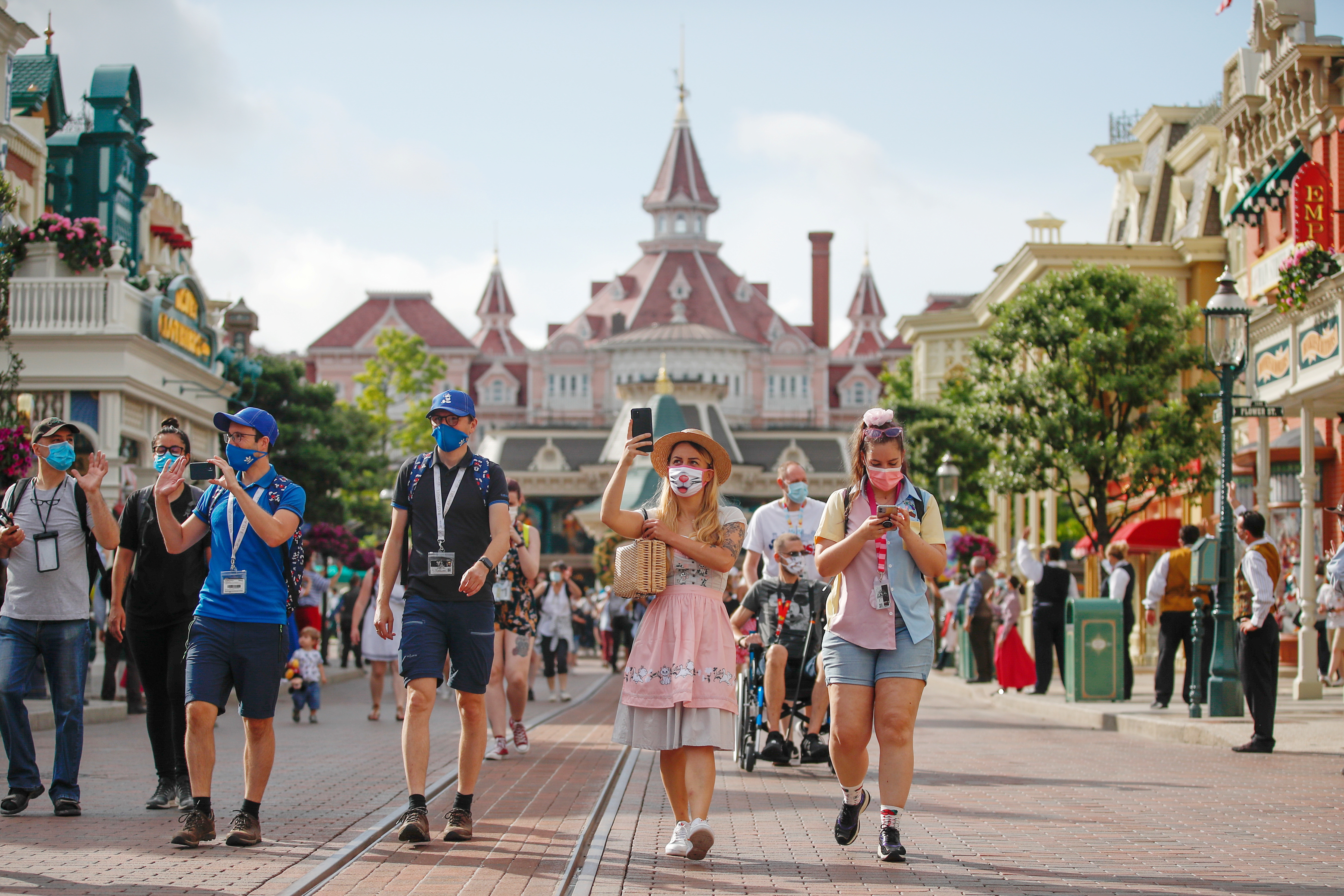 Disneyland París reabre, pero Mickey Mouse no dará abrazos