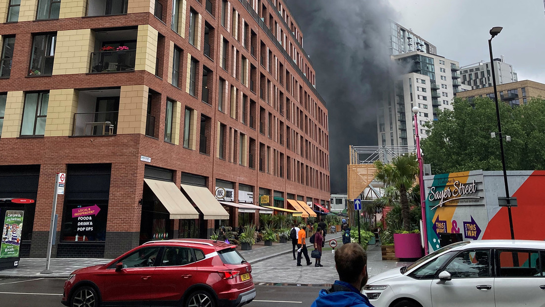 Gran incendio y explosión en un puente de tren en Londres (VIDEOS)