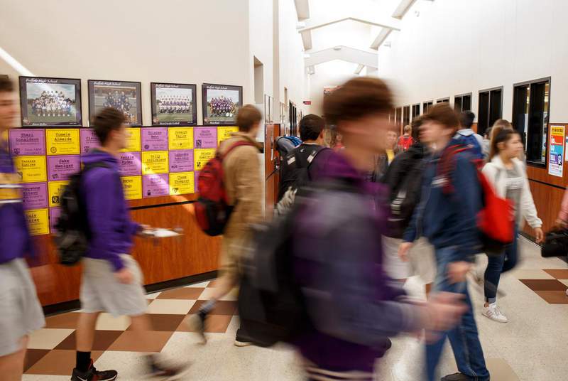 Florida prohíbe la crítica sobre teoría racial, pero los distritos escolares no la enseñan