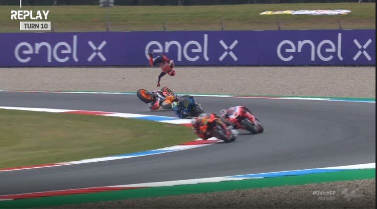 La brutal caída de Marc Márquez a 130 km/h en un entrenamiento de MotoGP (Video)