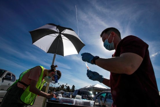 A días del inicio del verano, temen que la variante Delta y la ralentización de la vacunación prolongue la pandemia en Europa