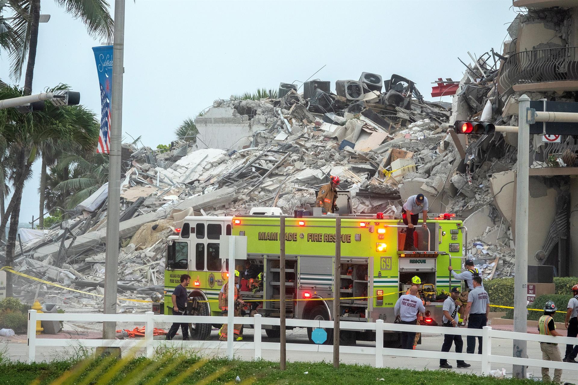 Al menos un muerto al derrumbarse un edificio de apartamentos en Miami