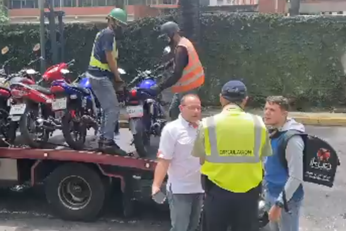 Más abusos de remolques en Chacao: Repartidor se quedó sin su moto (Video)