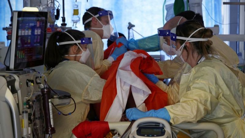 Descubren nuevo tratamiento que salva la vida de pacientes con Covid-19 grave